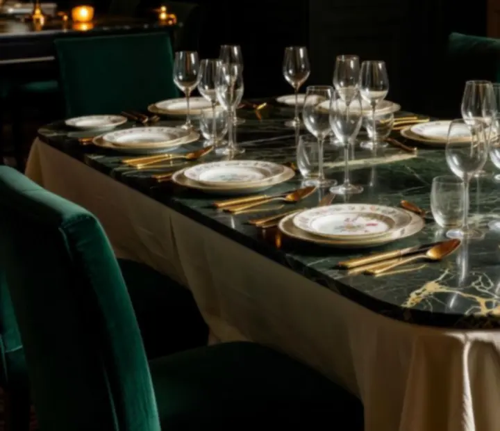 Table dressée avec cristal, porcelaine et lumière tamisée dans un décor Art Deco.