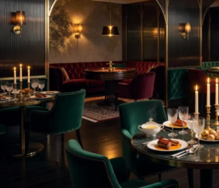 Salle de restaurant Art Déco au style parisien, reliant tables dressées et lounge inspiré des casinos.