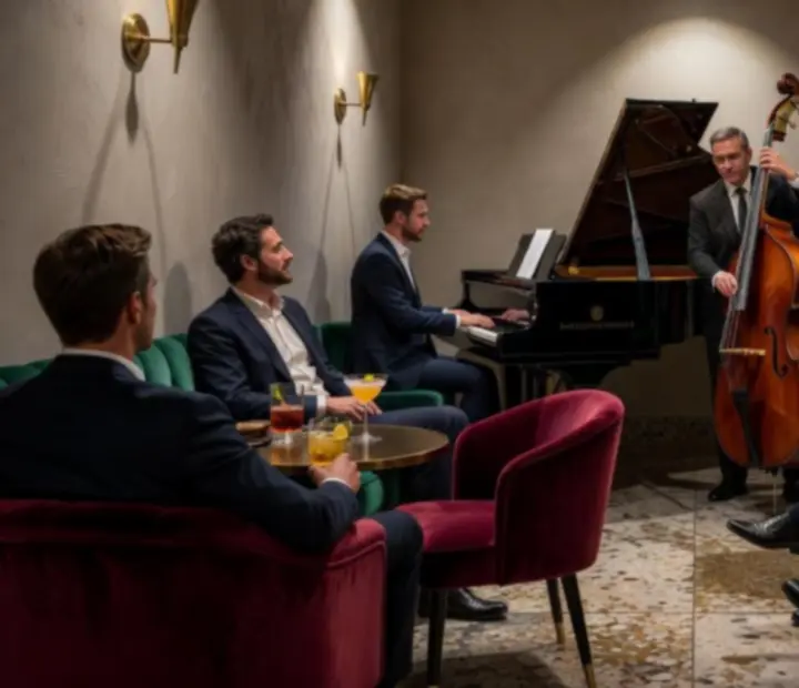 Musiciens jouant en live dans un salon tamisé, entourés de convives attablés